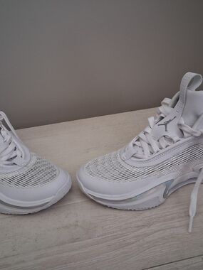 Jordan Kids White Metallic Sneakers